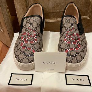 Sneakers that have never been worn. Dust bags included